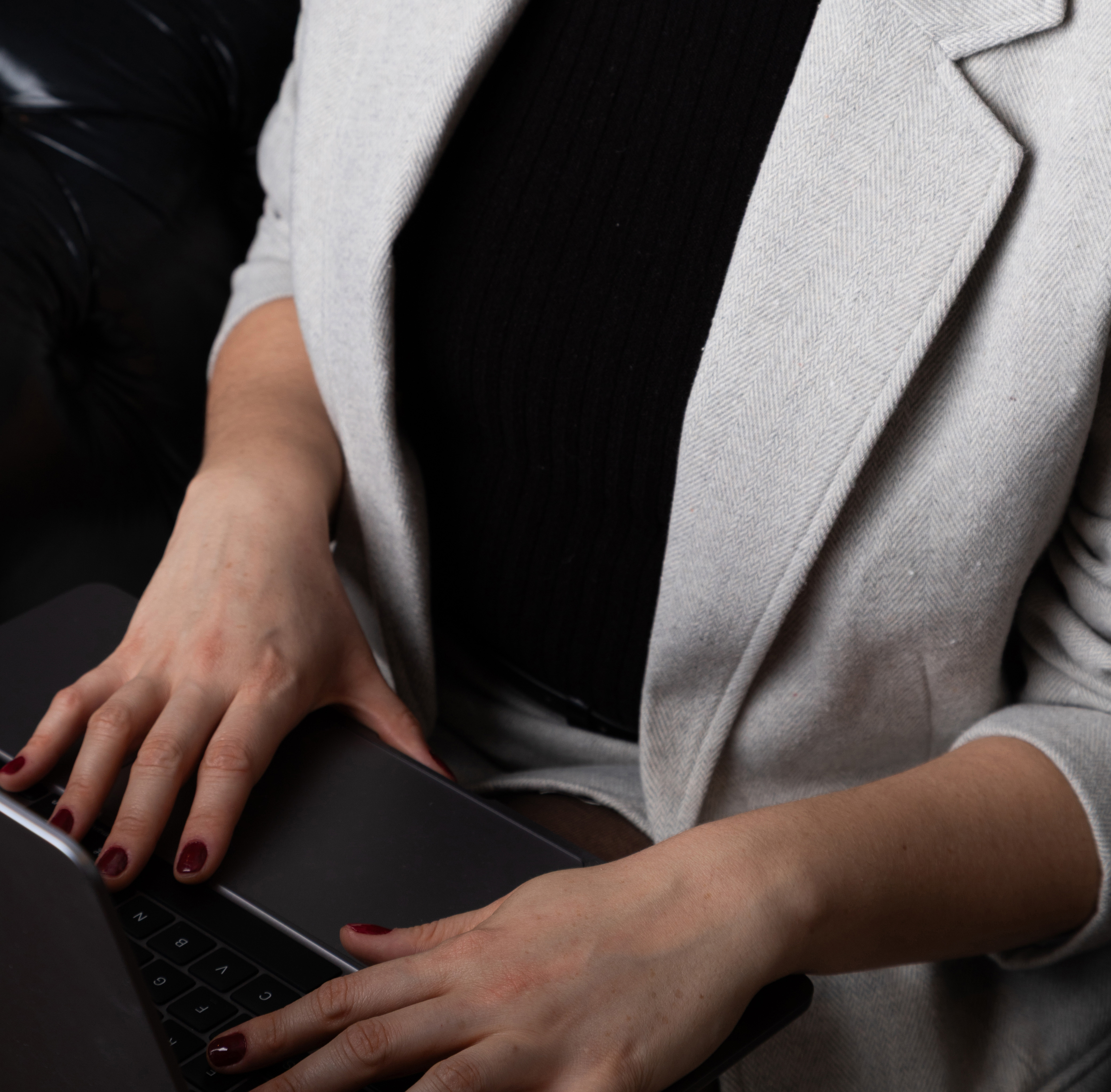 Mulher usando laptop